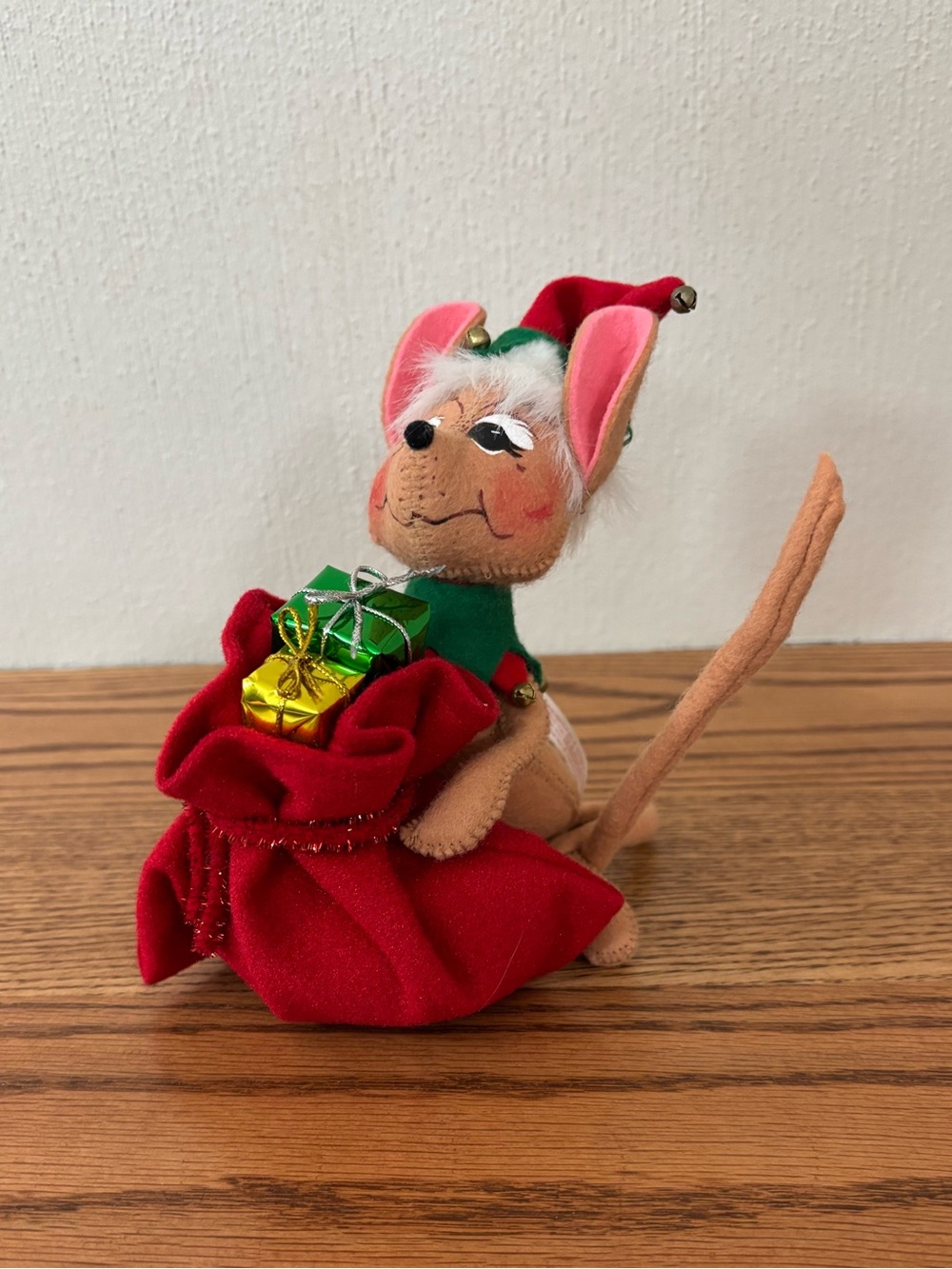 Vintage ANNALEE 7" Santa's Helper Mouse Plush Holiday Decor 2002